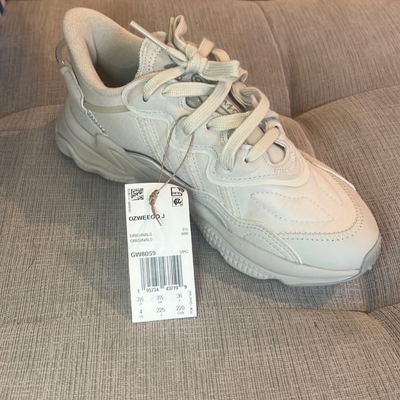Adidas Ozweego J. NWT size 4 men’s/woman’s 6 - Picture 3 of 11